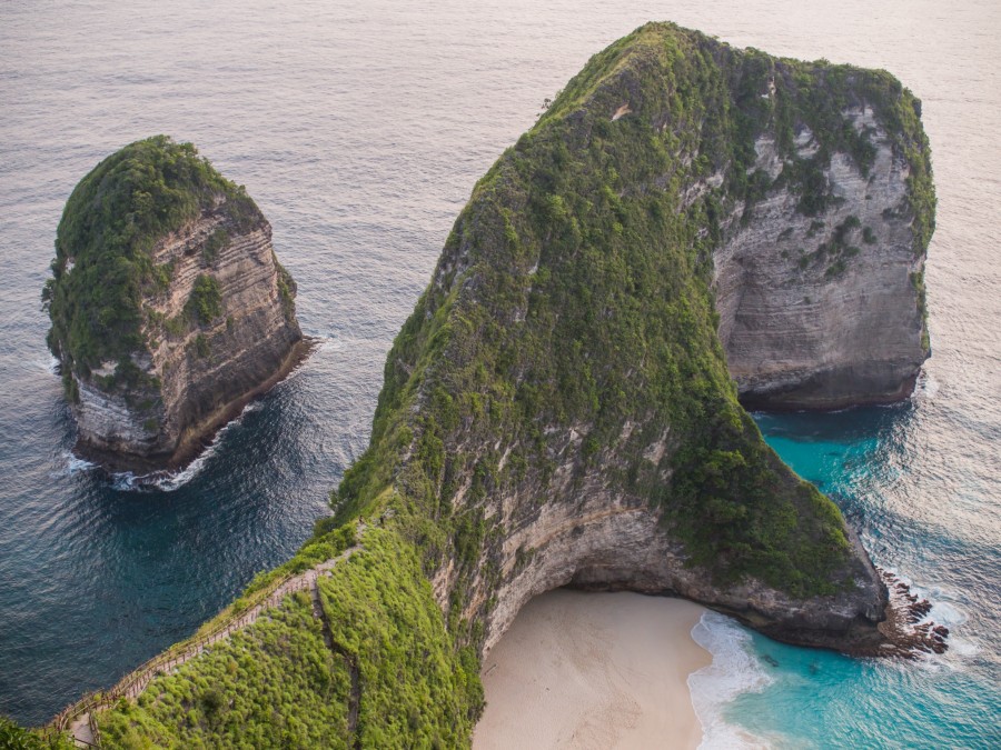 10. Kelingking Beach : plage cachée à Nusa Penida avec vue panoramique éblouissante