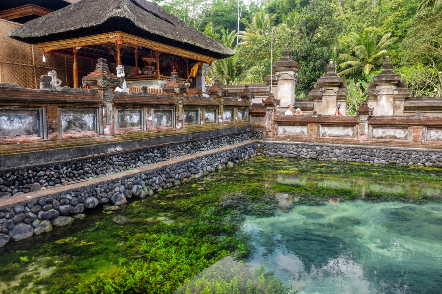 13. Tirta Empul Temple : temple sacré avec source d'eau purificatrice