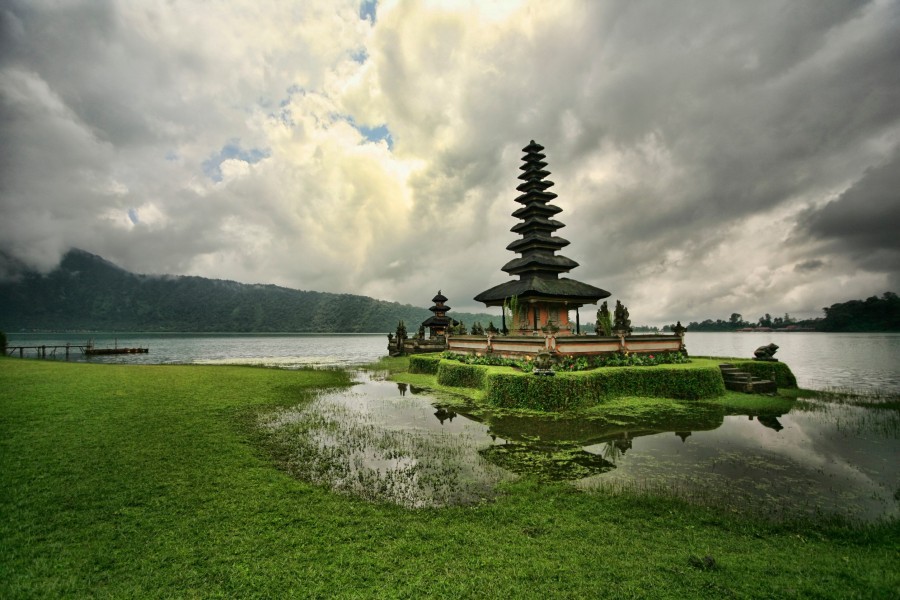 6. Lac de Bratan et temple Ulun Danu : sanctuaire flottant au milieu d'un lac serein