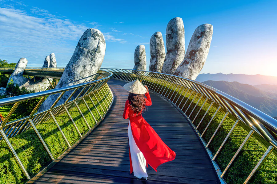 Où se trouve le pont doré au Vietnam ?