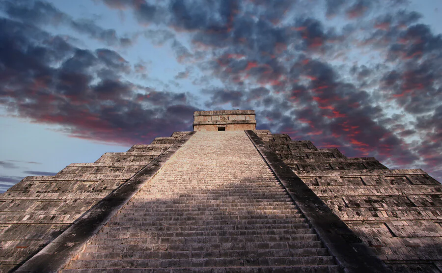 Où se trouvent les pyramides Maya ?