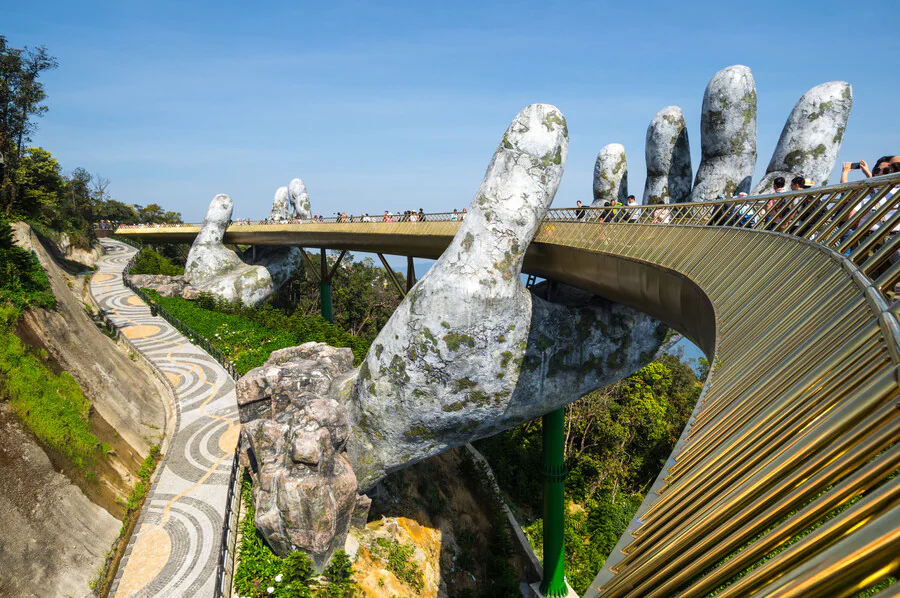 Pourquoi le pont d'or est-il une attraction touristique populaire au Vietnam ?